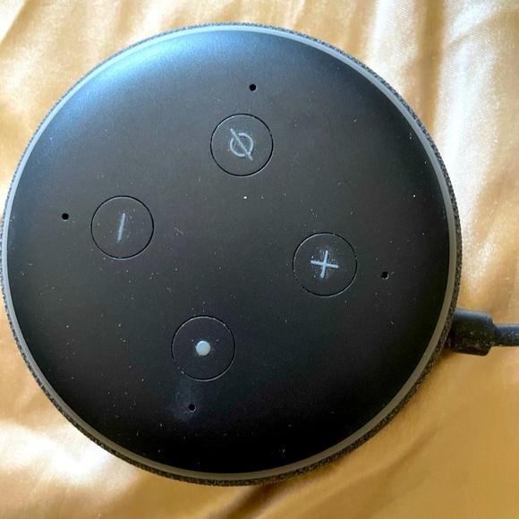 Amazon (Alexa) echo-dot with smart plug - Picture 1 of 2
